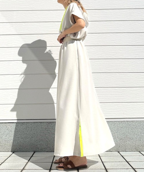 Q(キュー)の「サイドスリットフレアスカート(スカート・レディース・ライトベージュ・MEDIUM)」の6枚目の写真