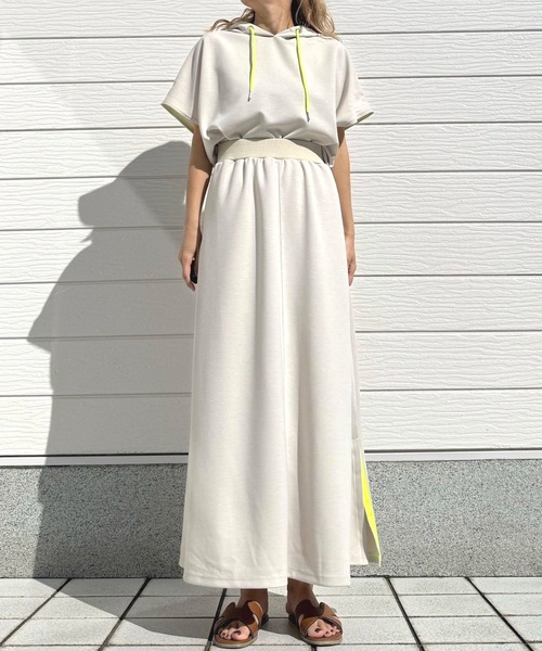 Q(キュー)の「サイドスリットフレアスカート(スカート・レディース・ライトベージュ・MEDIUM)」の5枚目の写真