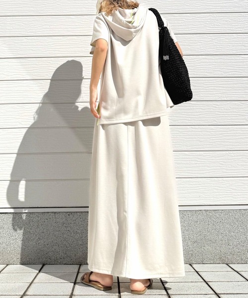 Q(キュー)の「サイドスリットフレアスカート(スカート・レディース・ライトベージュ・MEDIUM)」の8枚目の写真