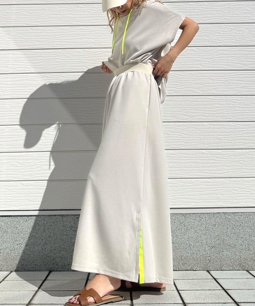 Q(キュー)の「サイドスリットフレアスカート(スカート・レディース・ライトベージュ・MEDIUM)」の7枚目の写真