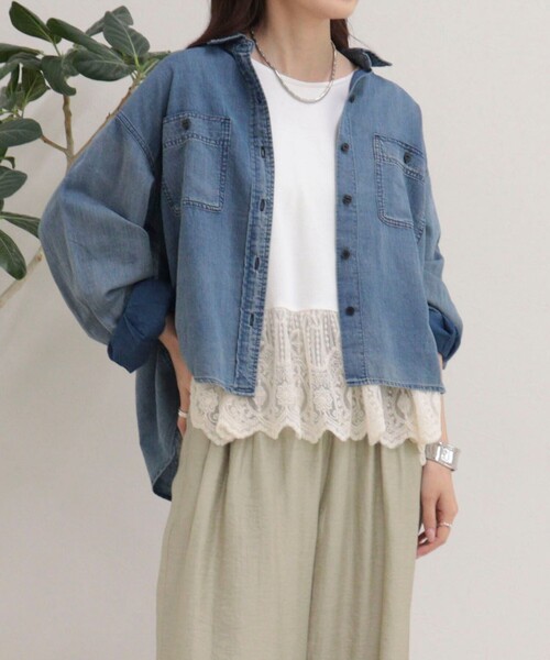 fredy emue(フレディエミュ)の「シアーデニムクロップドシャツ(シャツ/ブラウス・レディース・サックスブルー/ネイビー・38)」の1枚目の写真
