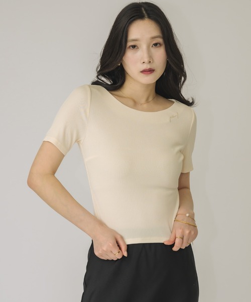 NEUNA(ヌナ)の「【カジュアルに、上品な存在感を。】エンブレムロゴT(Tシャツ/カットソー・レディース・ブラック/アイボリー・FREE)」の1枚目の写真