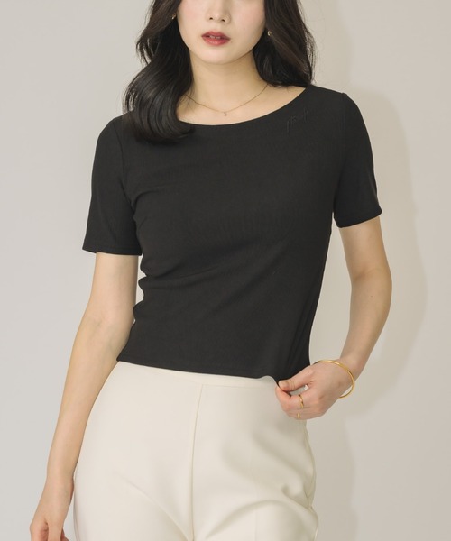 NEUNA(ヌナ)の「【カジュアルに、上品な存在感を。】エンブレムロゴT(Tシャツ/カットソー・レディース・ブラック/アイボリー・FREE)」の2枚目の写真