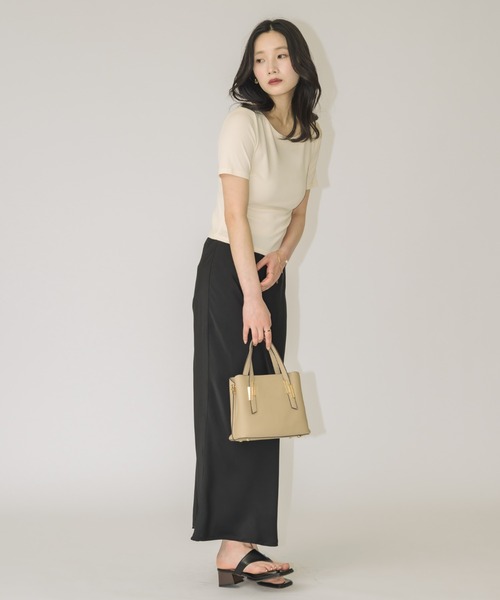 NEUNA(ヌナ)の「【カジュアルに、上品な存在感を。】エンブレムロゴT(Tシャツ/カットソー・レディース・ブラック/アイボリー・FREE)」の16枚目の写真