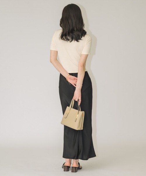 NEUNA(ヌナ)の「【カジュアルに、上品な存在感を。】エンブレムロゴT(Tシャツ/カットソー・レディース・ブラック/アイボリー・FREE)」の17枚目の写真