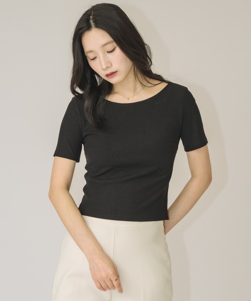 NEUNA(ヌナ)の「【カジュアルに、上品な存在感を。】エンブレムロゴT(Tシャツ/カットソー・レディース・ブラック/アイボリー・FREE)」の5枚目の写真
