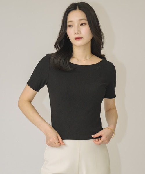 NEUNA(ヌナ)の「【カジュアルに、上品な存在感を。】エンブレムロゴT(Tシャツ/カットソー・レディース・ブラック/アイボリー・FREE)」の4枚目の写真