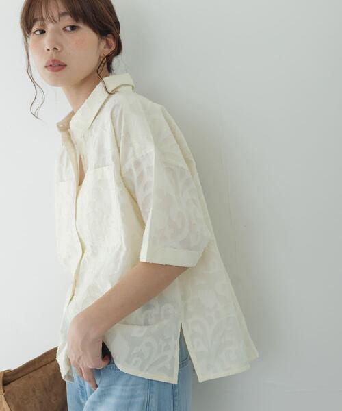 URBAN RESEARCH Sonny Label(アーバンリサーチサニーレーベル)の「ボタニカル柄コットンジャガードシャツ(シャツ/ブラウス・レディース・ブラウン/アイボリー/ブラック・FREE)」の2枚目の写真