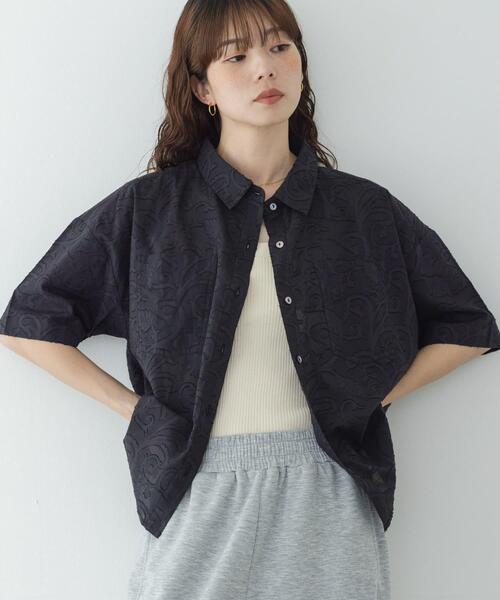 URBAN RESEARCH Sonny Label(アーバンリサーチサニーレーベル)の「ボタニカル柄コットンジャガードシャツ(シャツ/ブラウス・レディース・ブラウン/アイボリー/ブラック・FREE)」の3枚目の写真