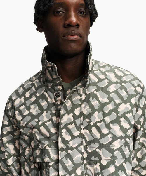 AIGLE（エーグル）の「撥水 カモフラージュ テックジャケット（マウンテンパーカー・メンズ・カーキ・L/M/S）」の2枚目の写真
