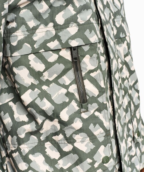 AIGLE（エーグル）の「撥水 カモフラージュ テックジャケット（マウンテンパーカー・メンズ・カーキ・L/M/S）」の6枚目の写真
