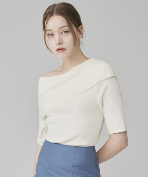HYEYEONG KIM(ヘヨン キム)の「ニットフォールドオーバーオフショルダートップ-アイボリー(ニット/セーター・レディース・その他・FREE)」の1枚目の写真