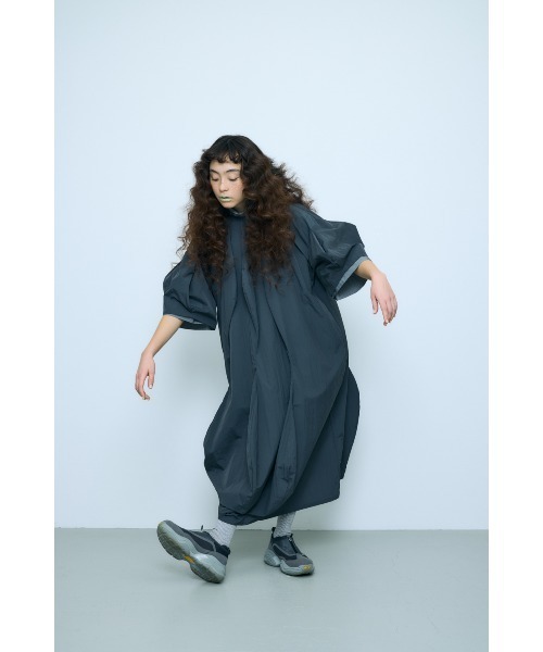 nagonstans（ナゴンスタンス）の「flow dress（ワンピース・レディース・ダークグレー/ブラック・SMALL/MEDIUM）」の5枚目の写真