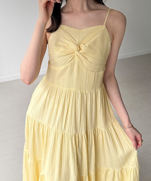 junoah(ジュノア)の「ツイストティアードキャミワンピース(ワンピース・レディース・チャコール/イエロー/ブラック・SMALL/LARGE/MEDIUM)」の10枚目の写真