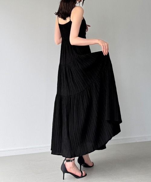 junoah(ジュノア)の「ツイストティアードキャミワンピース(ワンピース・レディース・チャコール/イエロー/ブラック・SMALL/LARGE/MEDIUM)」の12枚目の写真