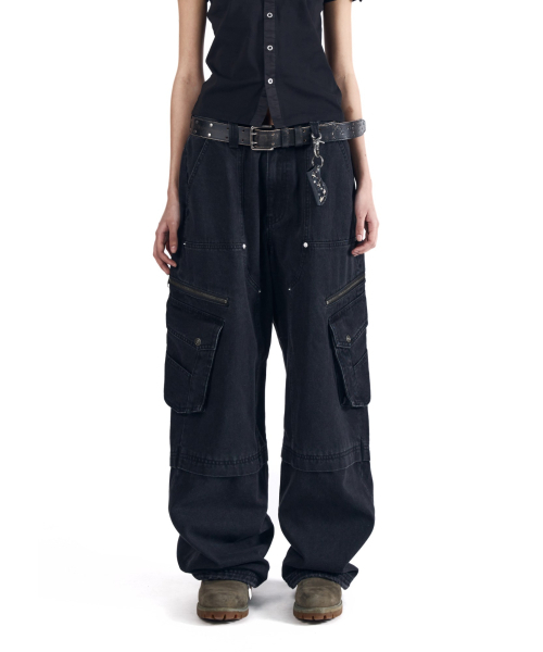 AAKAM(アーカム)の「Knee Incision Zippered Cargo Pants (Black)(その他パンツ・レディース・その他・1/2)」の4枚目の写真