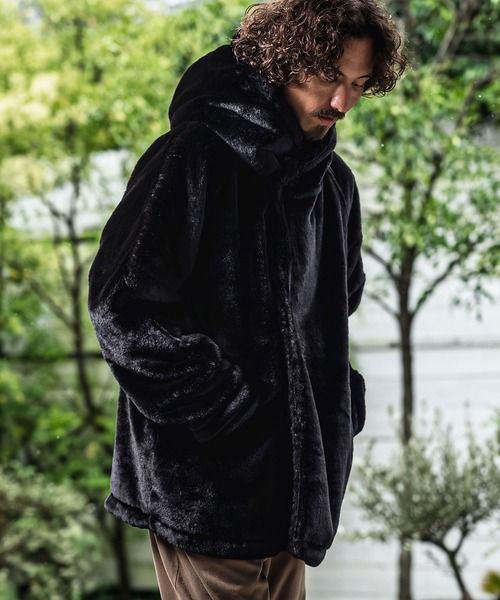 CAMBIO(カンビオ)の「mj11656- Short Fake Fur Hooded Poncho フードポンチョ(MIU-262-003)(その他アウター・メンズ・ブラック/チャコール・L/M/S)」の4枚目の写真