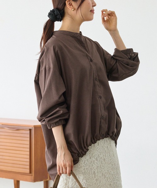 LAVEANGE(ラビアンジェ)の「裾ドロストバンドカラーブラウス|長袖/ギャザー/ゆったり/体型カバー/シャツ(シャツ/ブラウス・レディース・ブラウン/ブラック・4L/3L/LL/M/5L)」の6枚目の写真