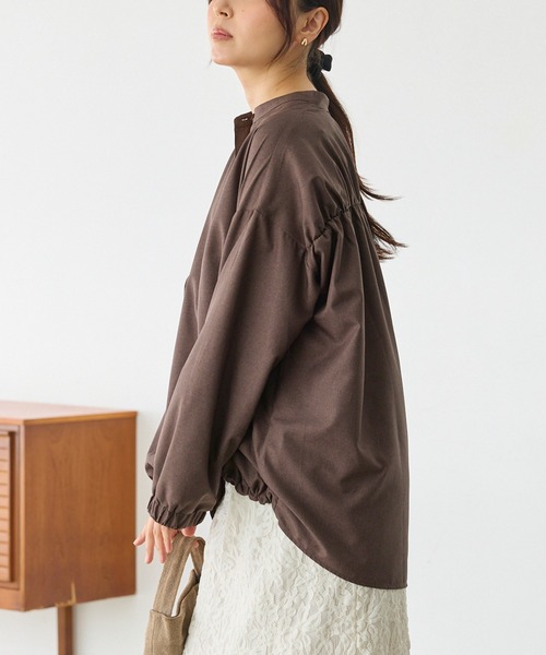 LAVEANGE(ラビアンジェ)の「裾ドロストバンドカラーブラウス|長袖/ギャザー/ゆったり/体型カバー/シャツ(シャツ/ブラウス・レディース・ブラウン/ブラック・4L/3L/LL/M/5L)」の7枚目の写真