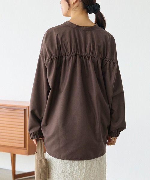 LAVEANGE(ラビアンジェ)の「裾ドロストバンドカラーブラウス|長袖/ギャザー/ゆったり/体型カバー/シャツ(シャツ/ブラウス・レディース・ブラウン/ブラック・4L/3L/LL/M/5L)」の9枚目の写真