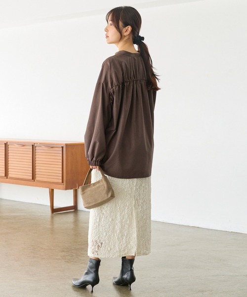 LAVEANGE(ラビアンジェ)の「裾ドロストバンドカラーブラウス|長袖/ギャザー/ゆったり/体型カバー/シャツ(シャツ/ブラウス・レディース・ブラウン/ブラック・4L/3L/LL/M/5L)」の15枚目の写真