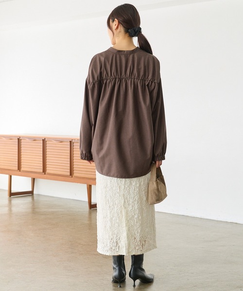 LAVEANGE(ラビアンジェ)の「裾ドロストバンドカラーブラウス|長袖/ギャザー/ゆったり/体型カバー/シャツ(シャツ/ブラウス・レディース・ブラウン/ブラック・4L/3L/LL/M/5L)」の16枚目の写真