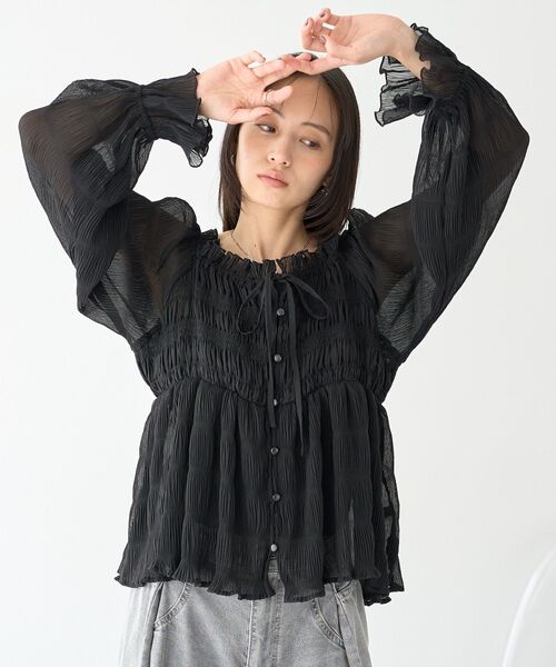 earth music&ecology(アースミュージックアンドエコロジー)の「シャーリングフリルオフショルブラウス(シャツ/ブラウス・レディース・オフホワイト/ブラック/モカ・FREE)」の2枚目の写真