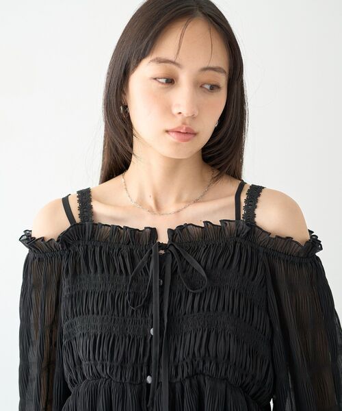earth music&ecology(アースミュージックアンドエコロジー)の「シャーリングフリルオフショルブラウス(シャツ/ブラウス・レディース・オフホワイト/ブラック/モカ・FREE)」の22枚目の写真