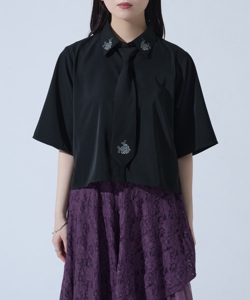 Ellno de Mavie（エルノデメヴィ）の「ネクタイ付きローズシシュウシャツ（シャツ/ブラウス・レディース・グレー系その他/ブラック・FREE）」の9枚目の写真