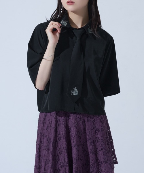 Ellno de Mavie（エルノデメヴィ）の「ネクタイ付きローズシシュウシャツ（シャツ/ブラウス・レディース・グレー系その他/ブラック・FREE）」の5枚目の写真
