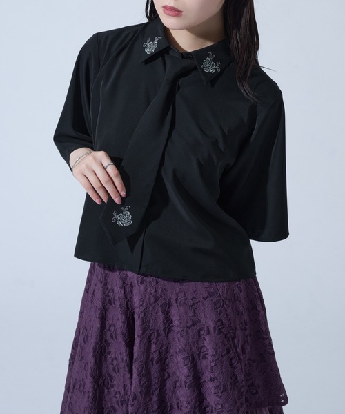 Ellno de Mavie（エルノデメヴィ）の「ネクタイ付きローズシシュウシャツ（シャツ/ブラウス・レディース・グレー系その他/ブラック・FREE）」の8枚目の写真