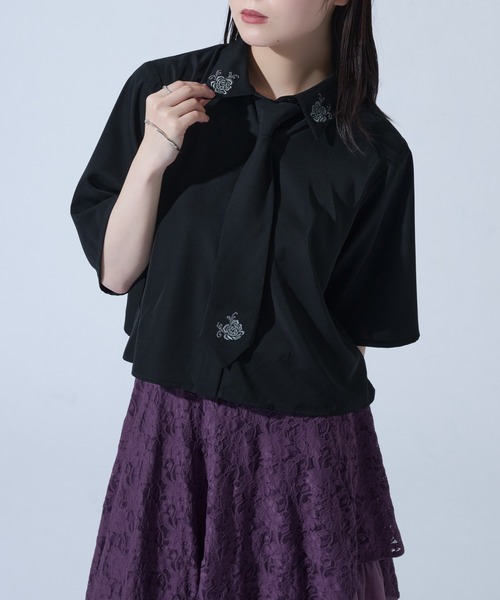Ellno de Mavie（エルノデメヴィ）の「ネクタイ付きローズシシュウシャツ（シャツ/ブラウス・レディース・グレー系その他/ブラック・FREE）」の7枚目の写真
