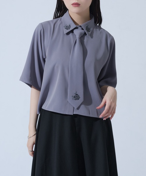 Ellno de Mavie（エルノデメヴィ）の「ネクタイ付きローズシシュウシャツ（シャツ/ブラウス・レディース・グレー系その他/ブラック・FREE）」の21枚目の写真