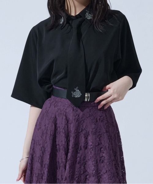 Ellno de Mavie（エルノデメヴィ）の「ネクタイ付きローズシシュウシャツ（シャツ/ブラウス・レディース・グレー系その他/ブラック・FREE）」の10枚目の写真