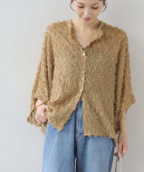 JOURNAL STANDARD relume(ジャーナルスタンダード レリューム)の「シアーカットジャガードポンチョシャツ(シャツ/ブラウス・レディース・ベージュ/ブラック・FREE)」の2枚目の写真
