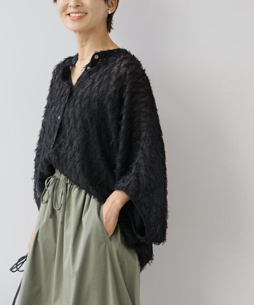 JOURNAL STANDARD relume(ジャーナルスタンダード レリューム)の「シアーカットジャガードポンチョシャツ(シャツ/ブラウス・レディース・ベージュ/ブラック・FREE)」の1枚目の写真