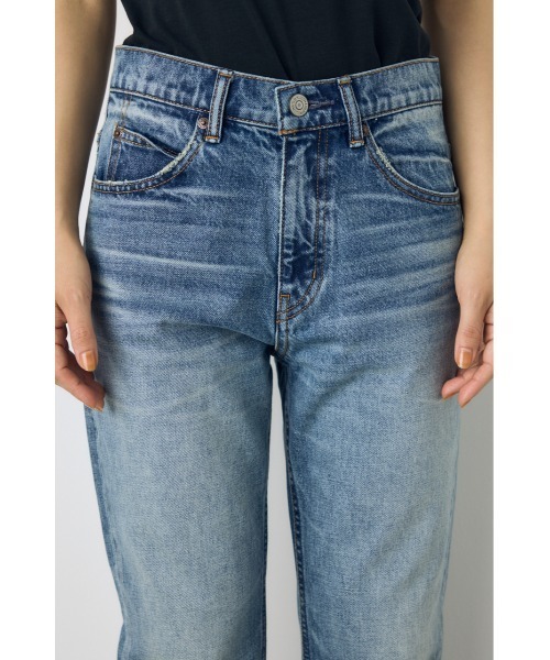 AZUL by moussy(アズールバイマウジー)の「【VERY10月号掲載】【セットアップ対応】AZUL DENIM セミフレアデニム ジーンズ 秋服 ロングパンツ スタイルアップ【身長/骨格別着用画像あり】(デニムパンツ・レディース・ブルー/ワンウォッシュ/ブラウン・27inch/23inch/26inch/25inch/24inch)」の6枚目の写真