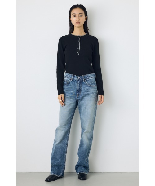 AZUL by moussy(アズールバイマウジー)の「【VERY10月号掲載】【セットアップ対応】AZUL DENIM セミフレアデニム ジーンズ 秋服 ロングパンツ スタイルアップ【身長/骨格別着用画像あり】(デニムパンツ・レディース・ブルー/ワンウォッシュ/ブラウン・27inch/23inch/26inch/25inch/24inch)」の16枚目の写真