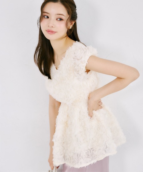 tocco closet(トッコ クローゼット)の「後ろリボン付き立体フラワーペプラムチュニック(シャツ/ブラウス・レディース・アイボリー/ブラック・M)」の1枚目の写真