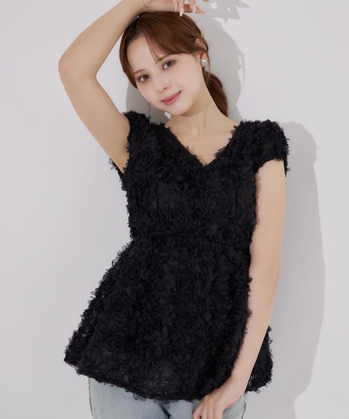 tocco closet(トッコ クローゼット)の「後ろリボン付き立体フラワーペプラムチュニック(シャツ/ブラウス・レディース・アイボリー/ブラック・M)」の2枚目の写真