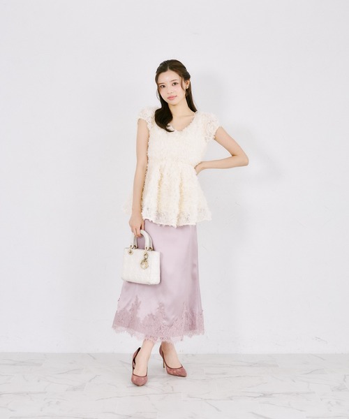 tocco closet(トッコ クローゼット)の「後ろリボン付き立体フラワーペプラムチュニック(シャツ/ブラウス・レディース・アイボリー/ブラック・M)」の3枚目の写真