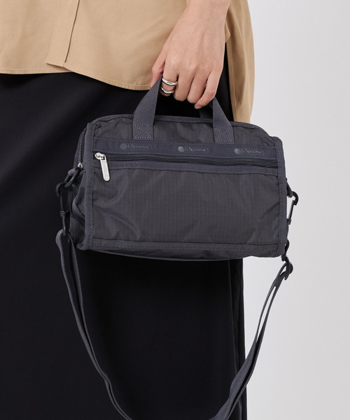 LeSportsac（レスポートサック）の「MINI DUFFEL CROSSBODY サンダー（ショルダーバッグ・レディース・グレー・FREE）」の2枚目の写真
