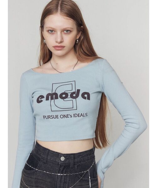 EMODA（エモダ）の「ロゴプリントクロップトップ（Tシャツ/カットソー・レディース・ブルー/ホワイト/ブラック/グレー・FREE）」の4枚目の写真