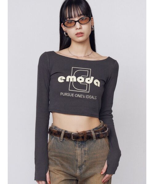 EMODA（エモダ）の「ロゴプリントクロップトップ（Tシャツ/カットソー・レディース・ブルー/ホワイト/ブラック/グレー・FREE）」の14枚目の写真