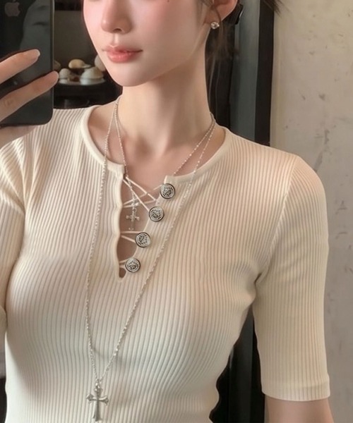 Girly Doll(ガーリードール)の「キーネックボタン付き半袖リブカットソー(Tシャツ/カットソー・レディース・ベージュ/ブラック・M/L)」の3枚目の写真