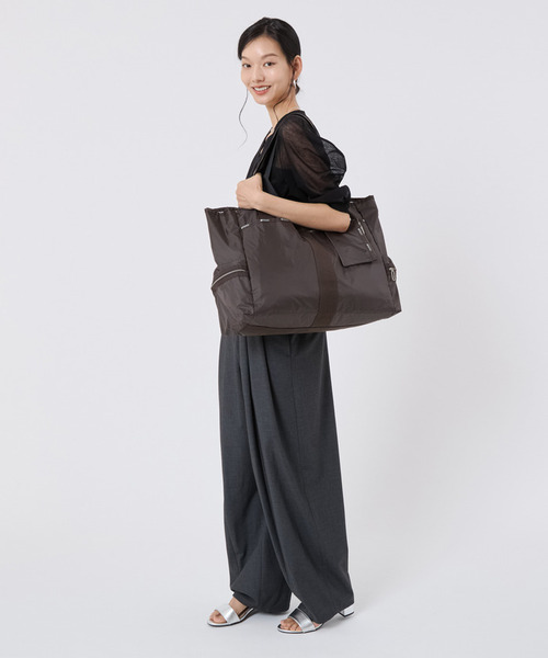 LeSportsac(レスポートサック)の「【Essential Collection×Naoko Okusa】URBAN TOTE2 ダークチョコレートC(トートバッグ・レディース・ブラウン・FREE)」の3枚目の写真