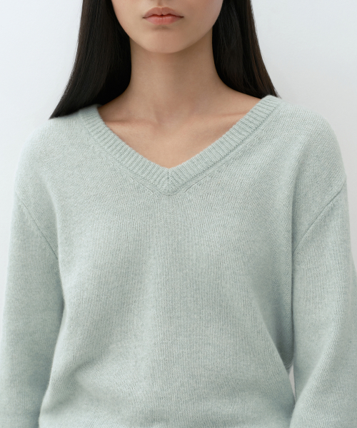 MUSINSA STANDARD WOMAN（ムシンサスタンダードウーマン）の「[ビクトリアウール] レディース Vネックニット [ミントグレー]（ニット/セーター・レディース・その他・MEDIUM/LARGE/SMALL/X-SMALL）」の4枚目の写真