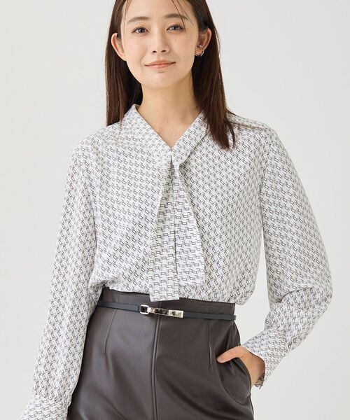 INDIVI(インディヴィ)の「【UVケア/通勤】幾何学柄ボウタイ風ブラウス(シャツ/ブラウス・レディース・ブルー系その他2/ホワイト系1/グレー系・13/05/40/15 /36/38)」の1枚目の写真
