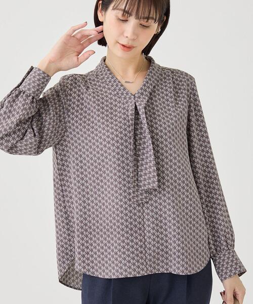 INDIVI(インディヴィ)の「【UVケア/通勤】幾何学柄ボウタイ風ブラウス(シャツ/ブラウス・レディース・ブルー系その他2/ホワイト系1/グレー系・13/05/40/15 /36/38)」の9枚目の写真