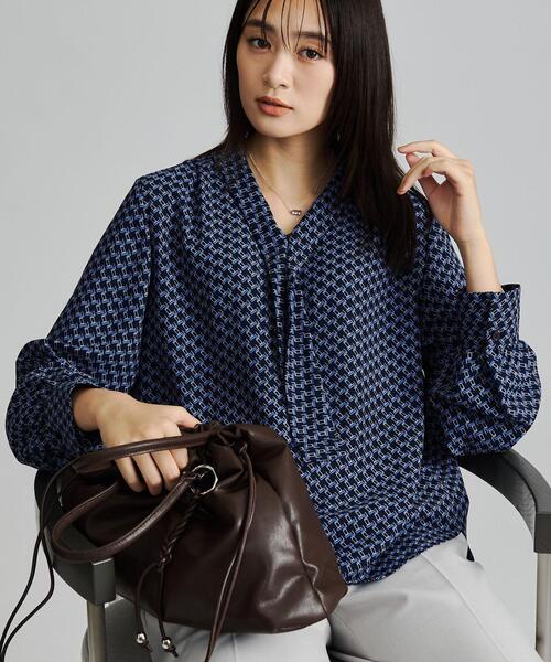 INDIVI(インディヴィ)の「【UVケア/通勤】幾何学柄ボウタイ風ブラウス(シャツ/ブラウス・レディース・ブルー系その他2/ホワイト系1/グレー系・13/05/40/15 /36/38)」の13枚目の写真